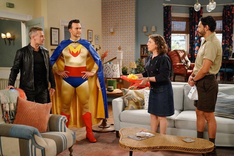 (v.l.n.r.) Joey Lawrence (Joey Lawrence); Max (Cheyenne Jackson); Kat (Mayim Bialik); Oscar (Christopher Rivas) – Bild: Warner Bros. Entertainment Inc.