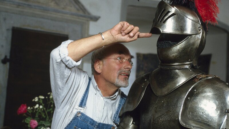 Weil der Burgführer das Burgtor verschlossen hat, muss Peter (Peter Lustig) eine Nacht allein auf der Burg verbringen. Doch ein aufkommendes Gewitter und seltsame Geräusche lassen ihn nicht zur Ruhe kommen. Peter geht dem Klirren und Rasseln auf die Spur. – Bild: ZDF und Ch