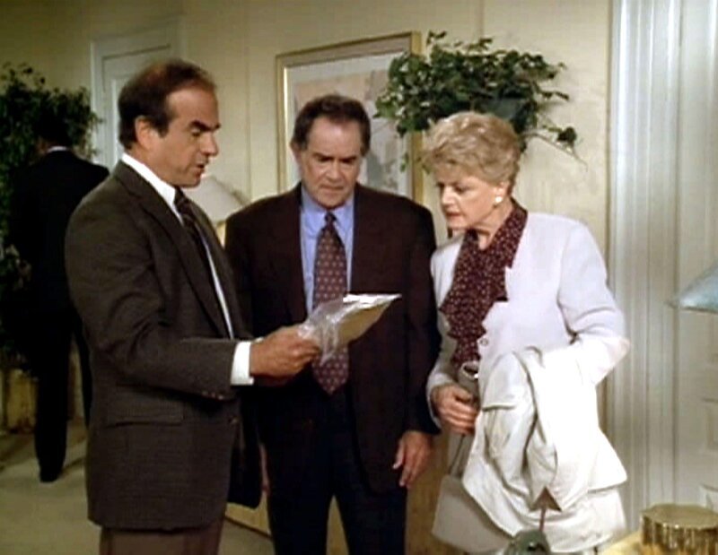 Lt. Evans (Seth Jaffe), John Galloway (Laurence Luckinbill) und Jessica Fletcher (Angela Lansbury, v. li.) untersuchen einen verdächtigen Umschlag. – Bild: Sat.1 Gold