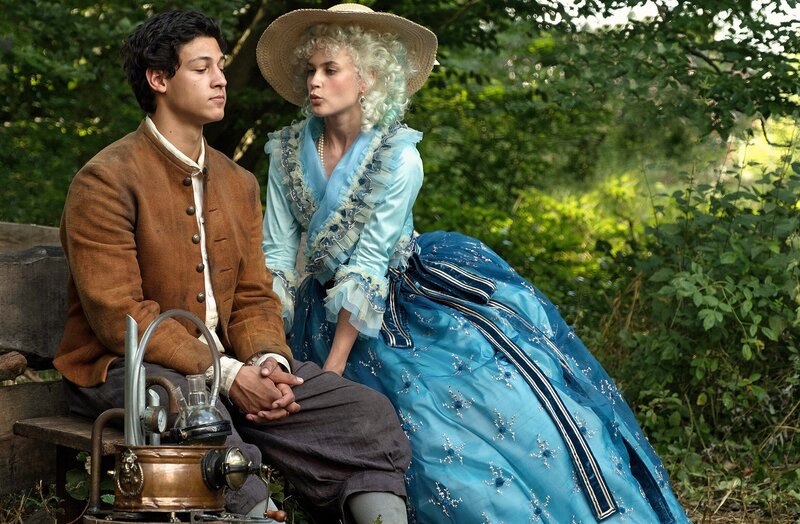 Der Schweinehirt (Emilio Sakraya) verlangt für die Seifenblasenmaschine zehn Küsse von Prinzessin Victoria von Siebenlande (Jeanne Goursaud). – Bild: rbb/​Michael Rahn