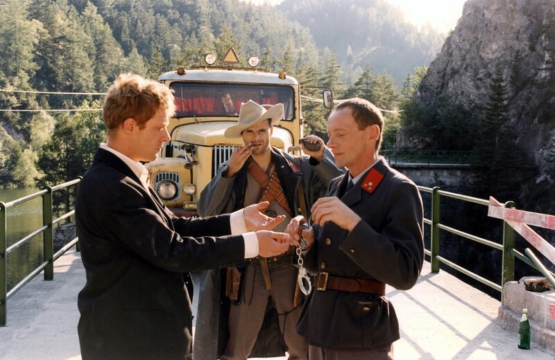 Carl (Andreas Lust), Gendarm Anton (Hannes Fretzer), Gendarm Hermann (Erwin Leder). – Bild: ORF