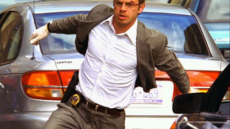 Danny (Carmine Giovinazzo) verfolgt einen Flüchtigen durch die Straßen von New York. – Bild: MG RTL D /​ CBS /​ Alliance Atlantis