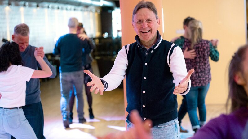 Tanzlehrer Georg Stallnik in der Tanzschule Stallnig-Nierhaus. – Bild: 3sat