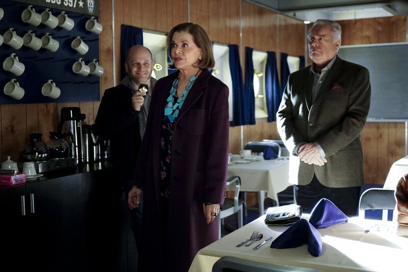 Der grausame Mord an einem Unteroffizier erfordert die Hilfe der „Sherlocks“ Waznicki (Todd Lousio, l.), McNight (Jessica Walter, M.) und DiNozzo (Robert Wagner, r.). Aber wird es ihnen auch gelingen, einen Selbstmörder, der versucht ein NCIS-Mitglied mit in den Tod zu reißen, zu stoppen? – Bild: CBS Broadcasting, Inc. /​ Sonja Flemming