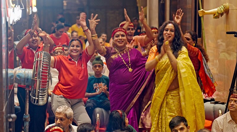 Feiernde bei der Göttin Radhe Maa – Bild: phoenix/​ZDF