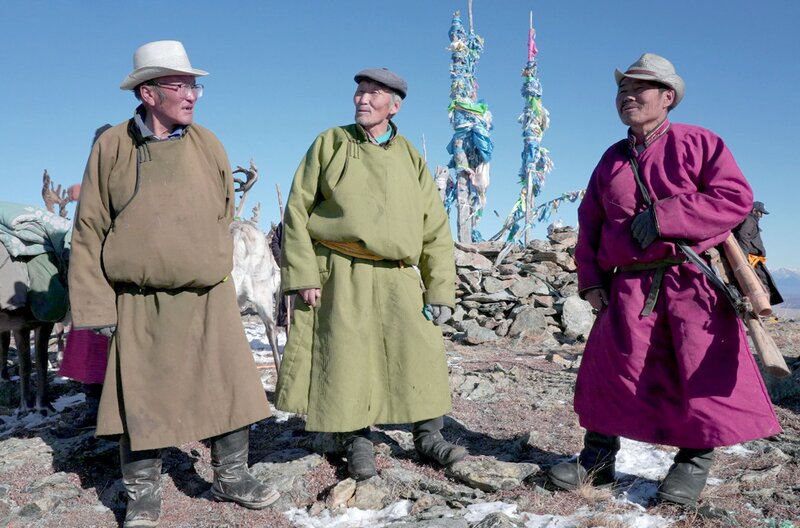 Das Rentiernomadenvolk der Tsaaten: Seit Jahrhunderten leben die Hirten in der Taiga, dem borealen Nadelwald in der Mongolei. – Bild: ARTE F /​ Les Gens Bien Productions