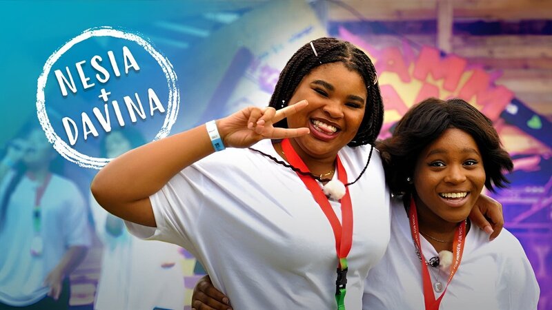 Nesia und Davina sind Sängerinnen der „Young Diamondz“. Mit ihrer Girl Band auf der großen Bühne die eigenen Songs performen – davon träumen sie. – Bild: Radio Bremen/​Kirsten Haas