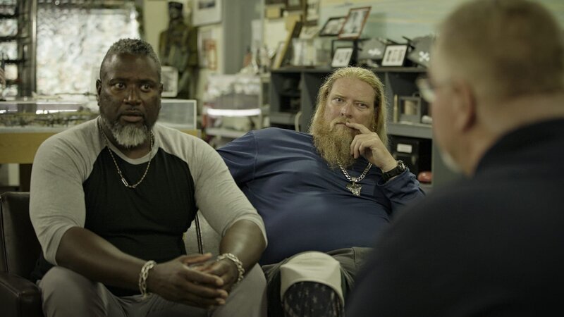 L-R: Mike Still und Chuck Meier hören einem Experten über die USS Cyclops zu – Bild: Warner Bros. Discovery