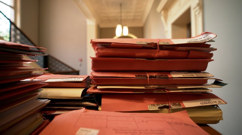 In vielen Gerichten rollt noch der Gerichtsdiener die Akten durch die Flure. – Bild: NDR/​Lars Hinrich