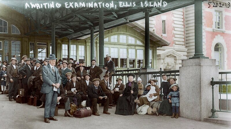 Wartende Menschengruppe – Bild: phoenix/​ZDF