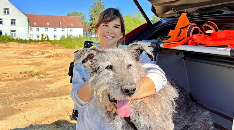 Anna lernt Archäologiehund Flintstone kennen. Dieser kann menschliche Knochen finden, die bis zu 14 Meter tief unter der Erde liegen. – Bild: BR/​Text und Bild Medienproduktion GmbH & Co. KG/​Katharina Brackmann