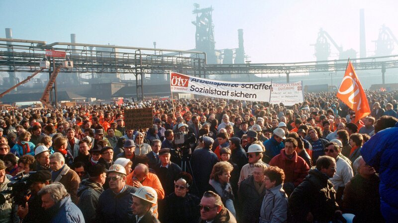 Stahlarbeiter demonstrieren am 9. Dezember vor dem Werksgelände des Krupp-Stahlwerkes in Duisburg-Rheinhausen für den Erhalt der Hütte und der Arbeitsplätze. – Bild: WDR/​dpa