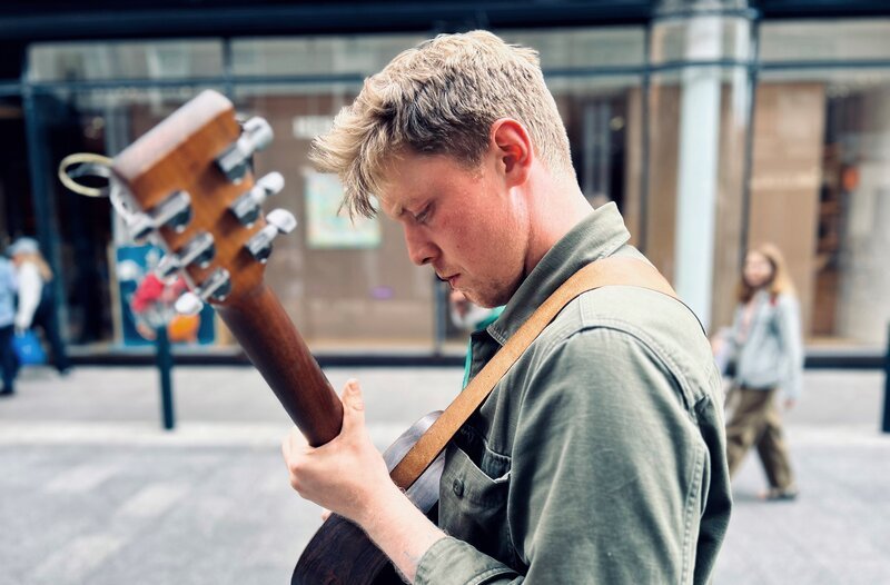 Dylan Harcourt in der Grafton Street in Dublin – Bild: MDR/​Marcus Fitsch