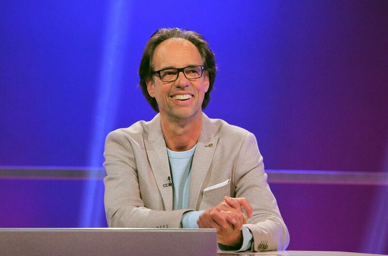 Moderator Florian Weber stellt in seinem SWR Wissensquiz „Meister des Alltags“ die Alltagstauglichkeit seiner prominenten Kandidaten auf die Probe. – Bild: SWR/​Peter A. Schmidt
