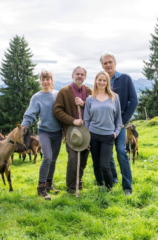 In der neuen Reihe „Daheim in den Bergen“ steht der Zwist zwischen zwei einst freundschaftlich verbundenen Bergbauern-Familien, den Leitners und den Hubers. Von links nach rechts: Marie Lorenz (Catherine Bode), Lorenz Huber (Max Herbrechter), Lisa Huber (Theresa Scholze) und Sebastian Leitner (Walter Sittler). – Bild: ARD Degeto/​Erika Hauri