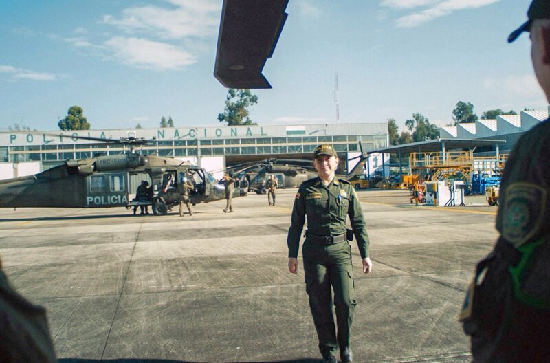 Bergpolizistin Diana Bejarino ist hinter Umweltsündern im Nationalpark Chingaza her eine Jagd aus der Luft. – Bild: dmfilm und tv produktion