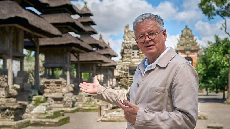 Christopher Clark zeigt das großartige Weltkulturerbe von Indonesien. Die Meru-Pagoden symbolisieren Berge und den Aufstieg zu den Göttern. – Bild: ZDF und Sebastian Richter