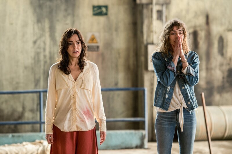 Alejandra (Verónica Sánchez, l.) und Verónica (Irene Accos) sind verzweifelt. – Bild: ORF/​Beta Film/​Movistar+/​MARIA HERAS