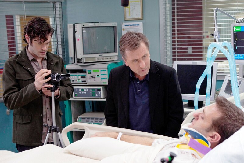 Nun ist Cals (Tim Roth, M.) ganzes Können gefragt, denn ihm bleibt nichts anderes übrig, als die Wahrheit in Nicks (Karl Makinen) Pupillen abzulesen. Der Patient hat bei einem bewaffneten Überfall die Stimme verloren. Eli (Brendan Hines, l.) begleitet ihn mit der Videokamera. – Bild: VOX