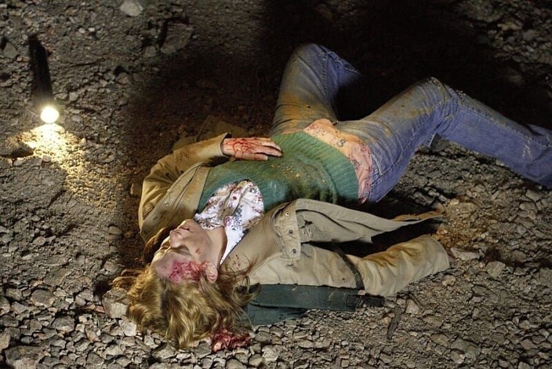 Ina (Anna Luise Kiss) ist in einer Höhle abgestürzt und braucht dringend ärztliche Hilfe. – Bild: port.hu Ina (Anna Luise Kiss) ist in einer Höhle abgestürzt und braucht dringend ärztliche Hilfe. – Bild: port.hu