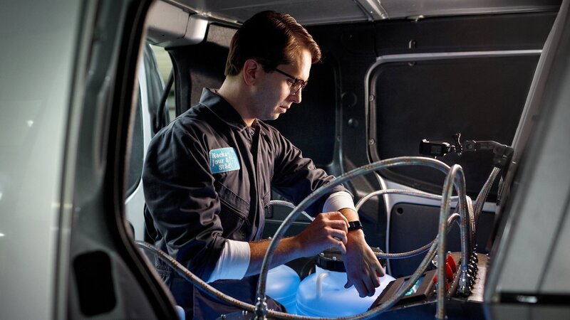 Max (Mattias Malmros) will aus Rache an Alexander, das Polizeirevier von Nacka mit mehreren Kanistern Sprengstoff in die Luft jagen. Kann die Polizei das rechtzeitig verhindern? – Bild: ZDF