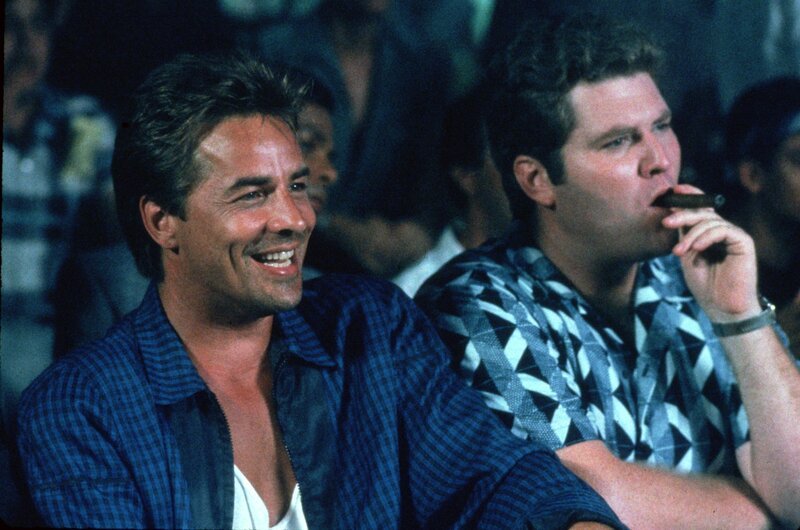Sgt. Sonny Crockett (Don Johnson, l.) beobachtet einen Boxkampf, denn Det. Lawrence Zito (John Diehl, r.) hat den Job eines Co-Trainers des jungen Boxers Bobby Sykes übernommen. – Bild: TVN/​Universal