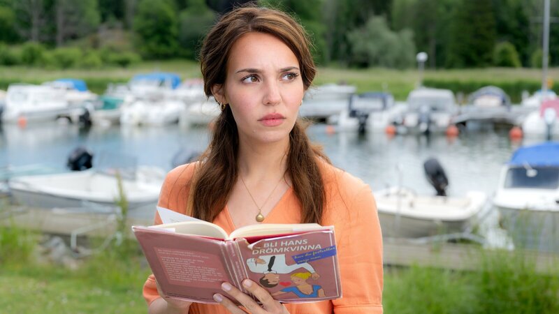 Nachdem Finjas (Ina Hout) langjähriger Freund mit ihr Schluss gemacht hat, will sie ihn mithilfe eines Beziehungsratgebers zurückgewinnen. – Bild: ZDF und Ralf Wilschewski