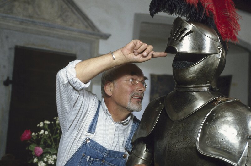 Weil der Burgführer das Burgtor verschlossen hat, muss Peter (Peter Lustig) eine Nacht allein auf der Burg verbringen. Ein aufkommendes Gewitter und seltsame Geräusche lassen ihn nicht zur Ruhe kommen. Peter geht dem Klirren und Rasseln auf die Spur. – Bild: ZDF und Ch. Pausch