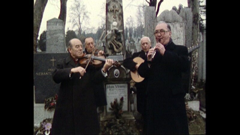 Schrammel-Musik am Grab von Johann Schrammel auf dem Hernalser Friedhof. – Bild: BR