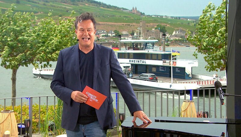 Kabarettist Lars Reichow erzählt direkt vom Flussufer von großen und kleinen Katastrophen seines Alltags, dazu gibt es Sketche und Musik. Gute Unterhaltung zum Lachen und Genießen. – Bild: SWR