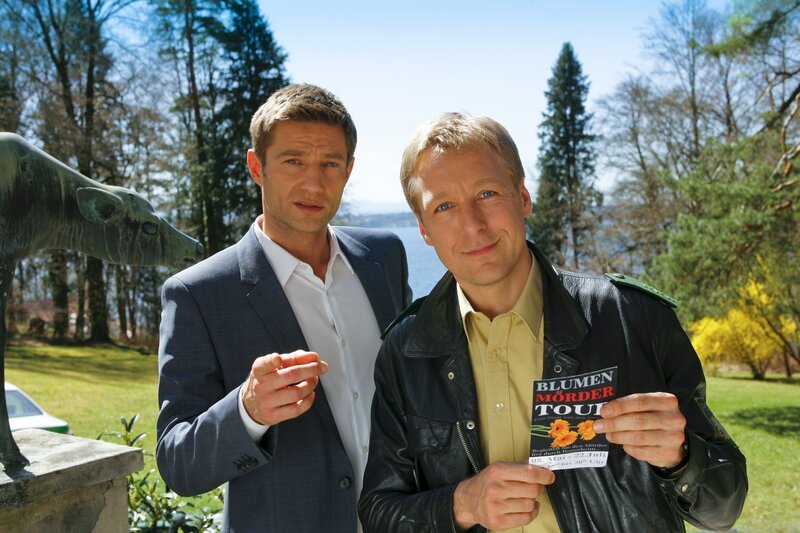 Kommissar Sven Hansen (Igor Jeftic, l.) und Polizist Michi Mohr (Max Müller, r.) recherchieren vor Ort. – Bild: ZDF und Christian A. Rieger