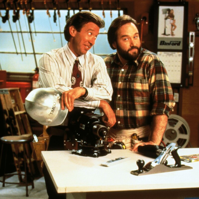 Al (Richard Karn, re.) hat Tim (Tim Allen) einen Kettenbrief geschickt, den Tim kurzerhand in den Müll beförderte. Seitdem beklagt er sich über eine nervige Pechsträhne. Al hat’s prophezeit … – Bild: Nitro