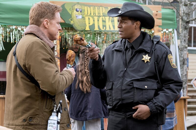 Pictured: (l-r) Alan Tudyk as Harry Vanderspeigle, Corey Reynolds as Sheriff Mike Thompson – Bild: USA Network /​ NBCU /​ Universal Content Productions LLC