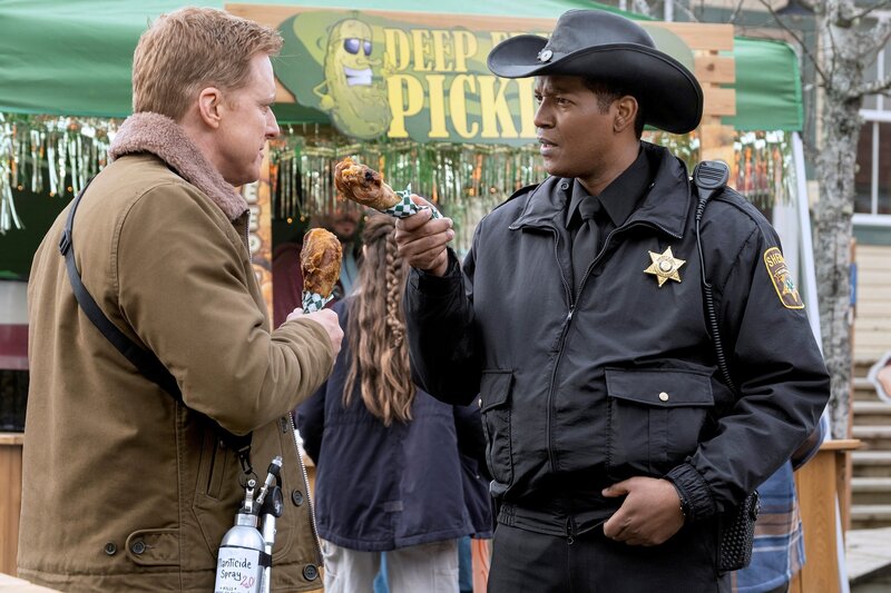 Pictured: (l-r) Alan Tudyk as Harry Vanderspeigle, Corey Reynolds as Sheriff Mike Thompson – Bild: USA Network /​ NBCU /​ Universal Content Productions LLC
