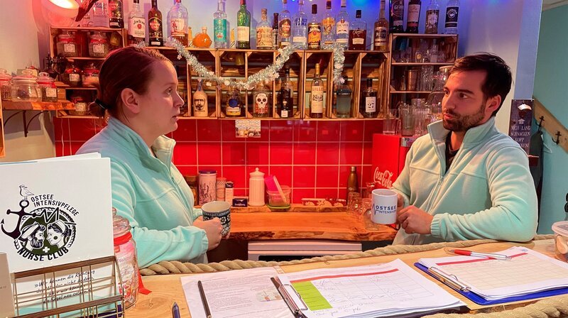 Bei der „Ostsee-Intensivpflege“ sieht es aus wie in einer Bar. – Bild: NDR/​Populärfilm/​Sylvio Kaczmarek