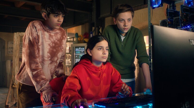 Hakim (Mads Albatros) und Moritz (Jan Friedrichsen) schauen Jasina (Sophia Grande) beim Recherchieren über die Schulter. – Bild: NDR