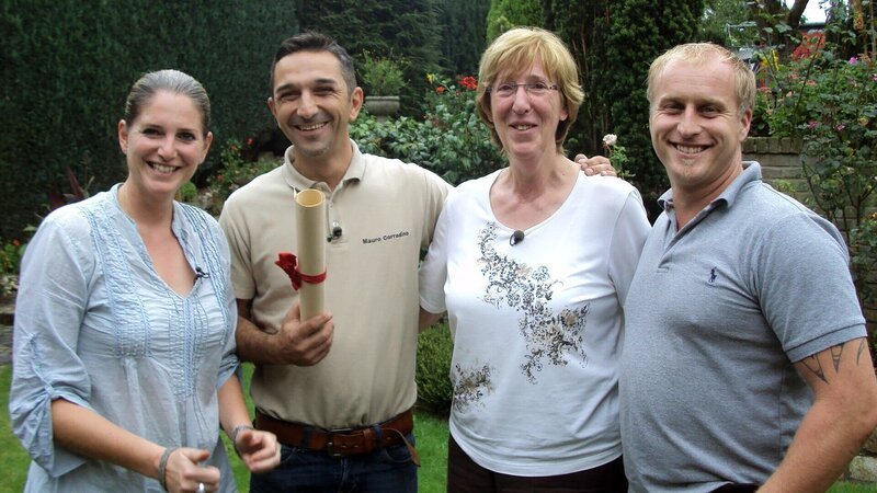 Trödelexperte Mauro Corradino (2.v.li.) mit Christel (67, 2.v.re.) sowie ihre Tochter Susanne (li.) und deren Lebensgefährte Mario – Bild: RTL II