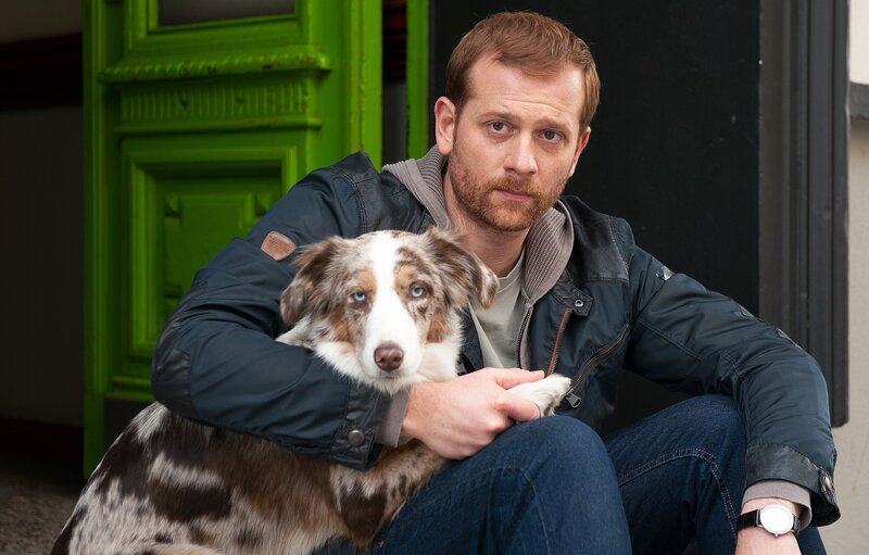 Der Psychologe Paul (Christoph Schechinger) und seine Therapiehündin Käthe (Hoonah) arbeiten im Auftrag von Krankenhauspflegeleiterin Hildegard. – Bild: ARD Degeto/​BR/​Britta Krehl