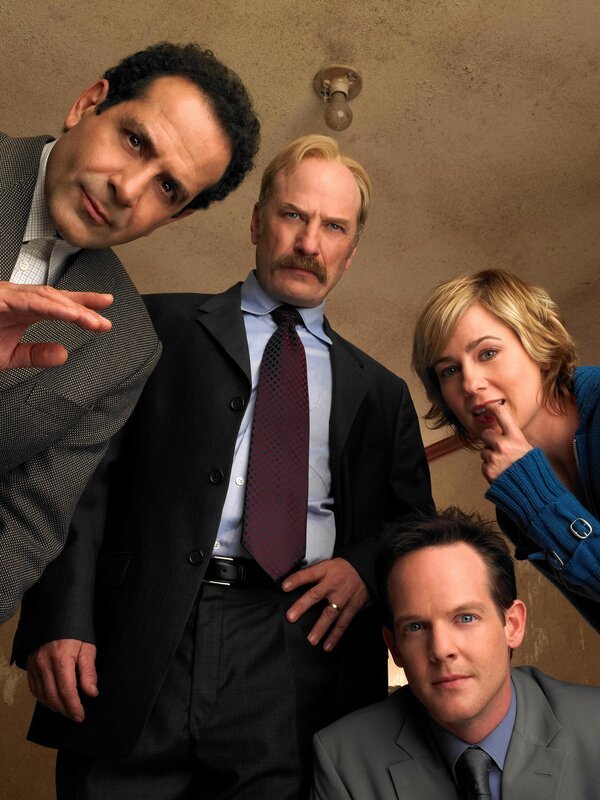 Lt. Randall Disher (Jason Gray-Stanford, 2.v.r.), Natalie Teeger (Traylor Howard, r.), Monk (Tony Shalhoub, l.) und Captain Leland Stottlemeyer (Ted Levine, 2.v.l.) – Bild: ORF 1