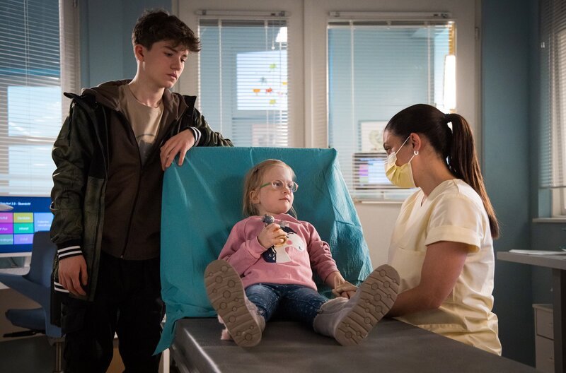 Überraschend taucht Bürgermeisterkandidatin Antonia Meiler (Muriel Baumeister, re.) bei Sarah Marquardt (Alexa Maria Surholt, li.) in der Sachsenklinik auf und bittet diese um Hilfe. – Bild: MDR/​Rudolf Wernicke