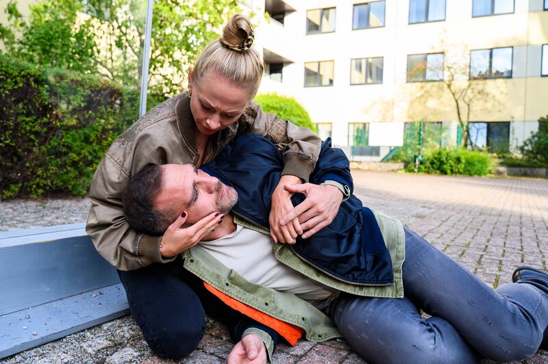 Box-Idol Ronny Kubitza (Moritz Otto, liegend) verlässt die Klinik gegen jede Vernunft und bricht zusammen – kann seine Freundin (Jenny Meyer, l.) ihn retten, bevor es zu spät ist? – Bild: ZDF und Julia Feldhagen