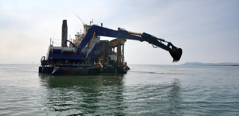 A shot of the Myrtle Irene in action as it digs for buried gold. – Bild: Discovery Channel /​ Discovery Communications, LLC