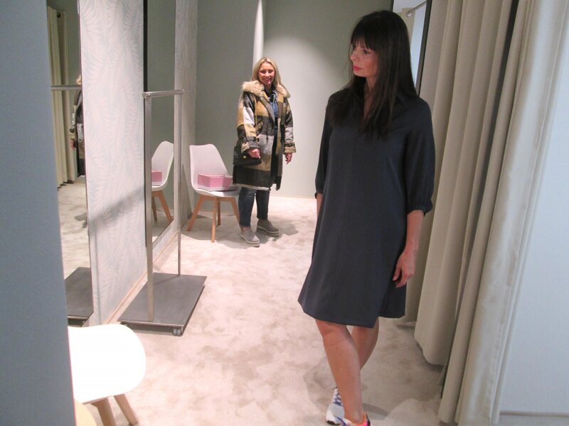 Kandidatin Britta (r.) und Shoppingbegleitung Magdalena. – Bild: RTL /​ Constantin Ent. /​ Tag 4: Britta, Bremen