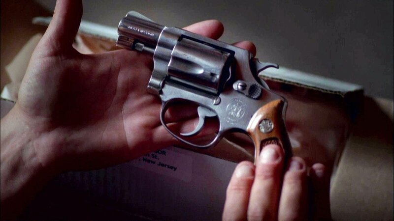 Robby McGregor (Michael Welch) hält eine Waffe in der Hand. – Bild: Bibel TV