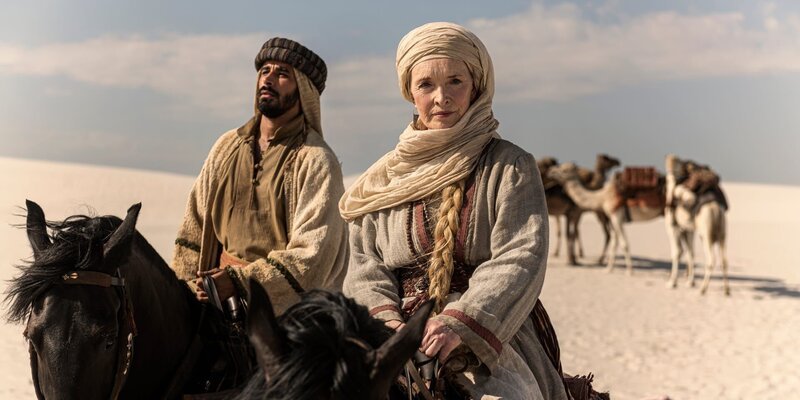 Jane Digby (Lindsay Duncan, r.) ist stets ihren eigenen Weg gegangen. Im Jemen hat die Abenteurerin Scheich Medjuel (Faical Elkihel, l.) geheiratet, sehr zur Häme der Presse in ihrer englischen Heimat. – Bild: ZDF und Joe Alblas