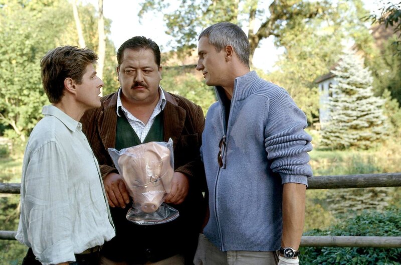 Leo Bernrieder (Horst Kummeth, li.) kann den Kommissaren Hofer (Joseph Hannesschläger, mi.) und Satori (Markus Böker) mit ein paar wichtigen Insiderinformationen weiterhelfen. – Bild: ORF/​Christian A. Rieger