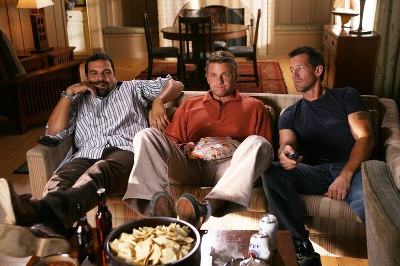 Männerabend: Carlos (Ricardo Antonio Chavira, l.), Tom (Doug Savant, M.) und Mike (James Denton, r.) … – Bild: Dean Hendler