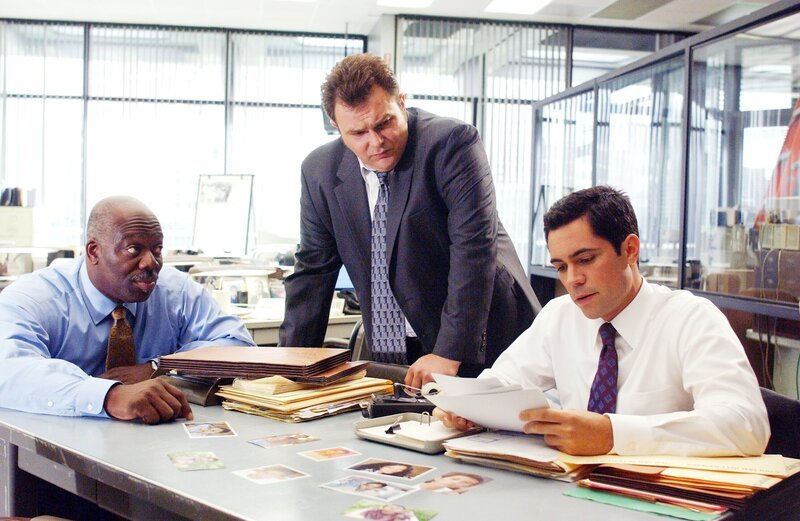 Im Einsatz für die Gerechtigkeit: (v.l.n.r.) Detective Will Jeffries (Thom Barry), Detective Nick Vera (Jeremy Ratchford) und Detective Scott Valens (Danny Pino). – Bild: Warner Bros. Television