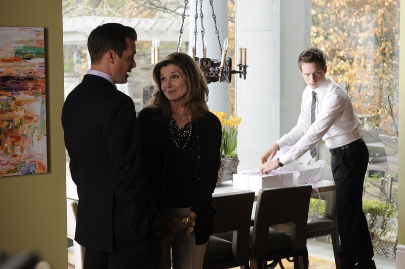 Harvey (Gabriel Macht, l.) und Mike (Patrick J. Adams, r.) sollen mit Unternehmerin Joy McAfferty (Susan Saint James, M.) einen millionenschweren Lizenzvertrag abschließen – doch ein unbedachter Moment bringt alles ins Wanken. – Bild: TVP