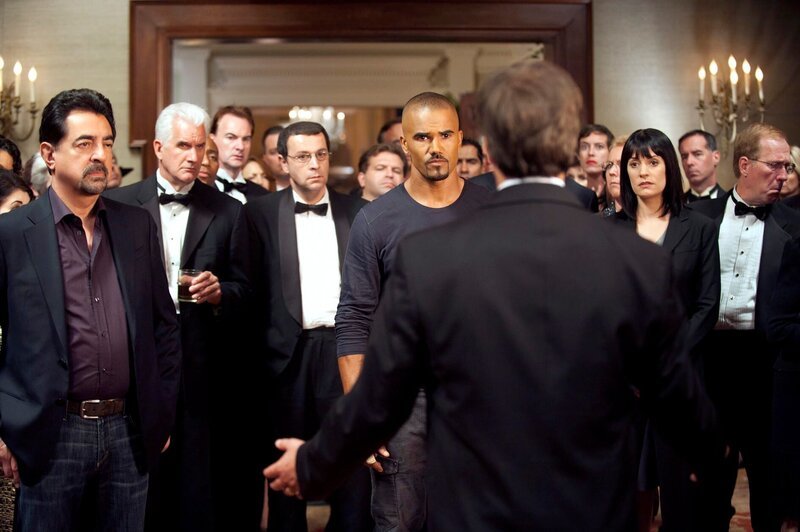 Bei den Ermittlungen in einem neuen Fall, stoßen Prentiss (Paget Brewster, 3.v.r.), Morgan (Shemar Moore, 6.v.l.) und Rossi (Joe Mantegna, l.) auf James Stanworth (Philip Casnoff, vorne). Doch ist er der gesuchte Täter? – Bild: American Broadcasting Companies, Inc. /​ 13TH STREET Universal
